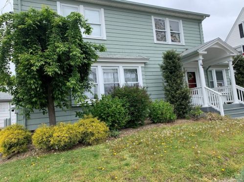 44 Wade St, Bridgeport, CT 06604-1814