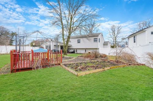 40 Royal Ln, Northport NY  11768-3332 exterior