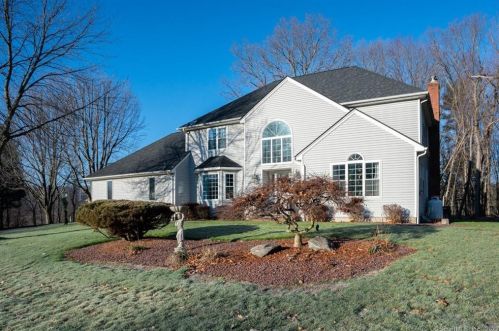 60 Country Club Woods Cir, Waterbury CT  06708-3219 exterior
