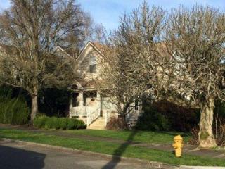 3706 Burke Ave, Seattle WA  98103-8339 exterior