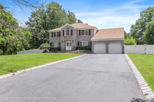 12 Esther Dr, East Freehold, NJ 07728-5405