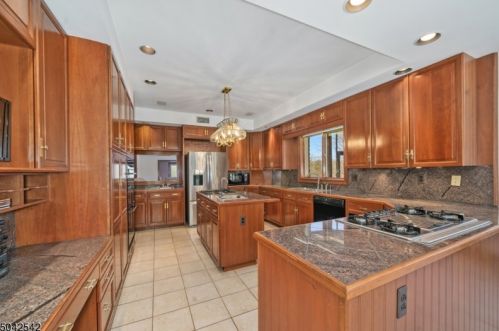 647 Mtn Rd, Sparta NJ  07871-3210 exterior