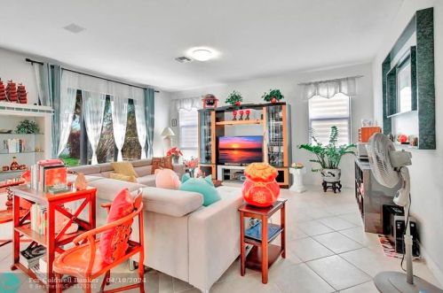 5098 168 Ave, Hollywood FL  33027-4913 exterior