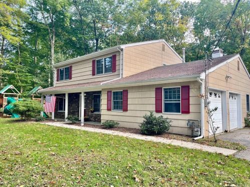 8 Huffman Rd, Valley Cottage, NY 10989-1504