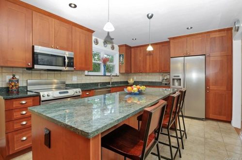 24 Pondview Ln, New Rochelle, NY 10804-2906
