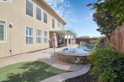 5201 Equine Ct, Riverbank, CA 95367-9552