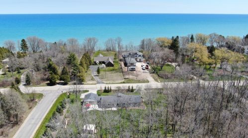 12345 Lake Shore Dr, Thiensville, WI 53092-3309