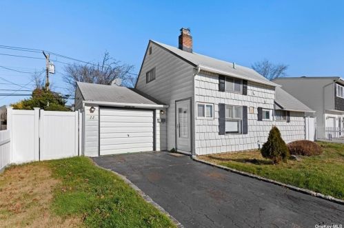 22 Walnut Ln, Hicksville, NY 11801-5715