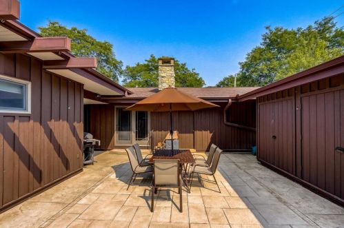 5237 20th St, Milwaukee WI 53233-2548 exterior