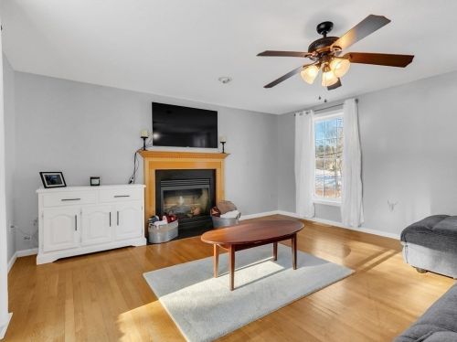 8 Town Farm Rd, Salem NH  03079-2454 exterior