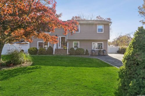 6 Loretta Ct, South Setauket, NY 11720-3800