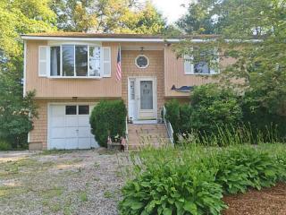 19 Leatherleaf Rd, South Kingstown, RI 02882-2526
