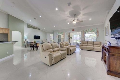 160 Saratoga Ave, Fort Pierce FL  34953-5974 exterior