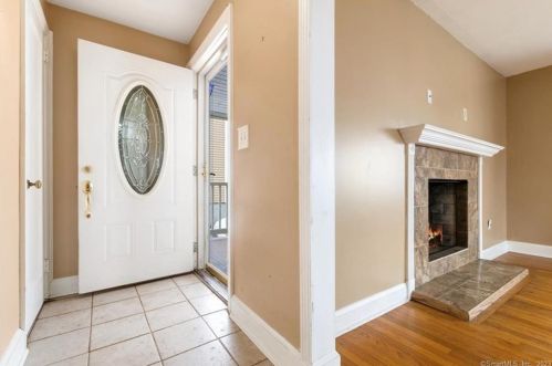 18 Phillips St, United States Coast Guard Ac CT  06320-2619 exterior