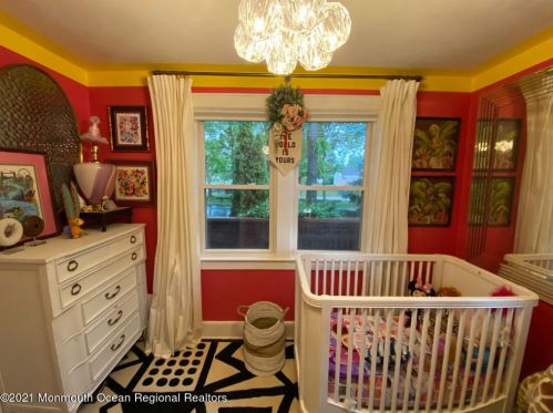 208 Park Dr, Woodbridge NJ  07095-2002 exterior