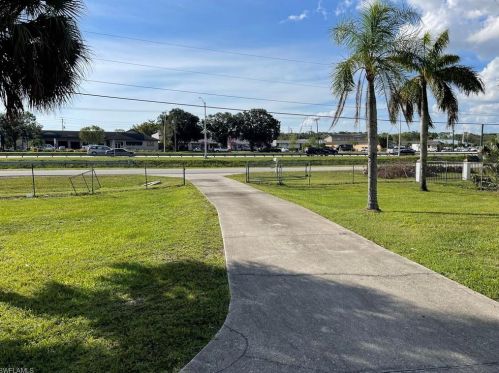1680 39th St, Naples, FL 34117-5367