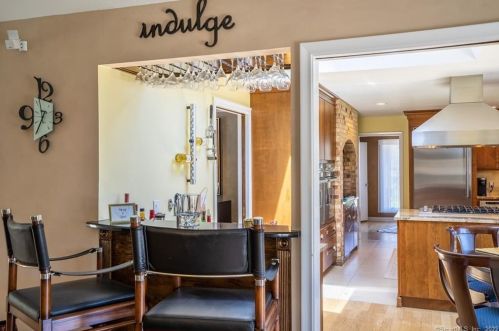 9 Stuart Dr, Bloomfield CT 06002-1524 exterior