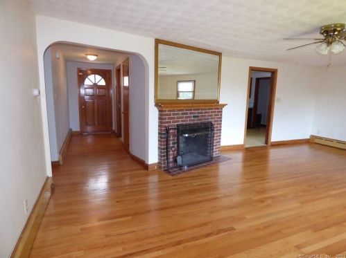 6 Ridgeland Cir, Wallingford CT  06492-2121 exterior