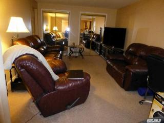 17 Jackson Ave, Scotts Beach, NY 11789-2625