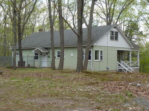 27 East Rd, Hawley, PA 18428-4586