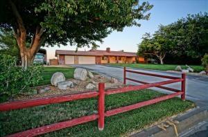 42456 20th St, Lancaster, CA 93534-6921
