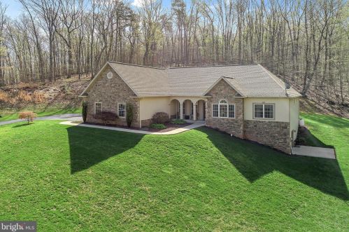 1840 Potts Hill Rd, Etters, PA 17319-9648