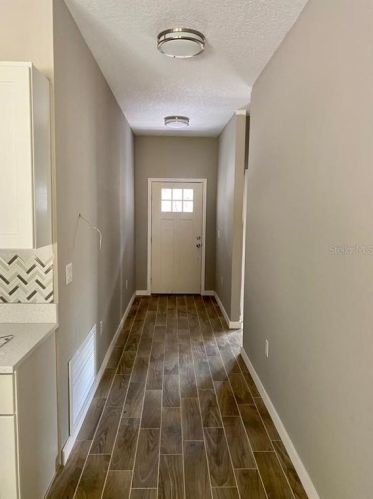 233 8th St, Apopka, FL 32703-5115