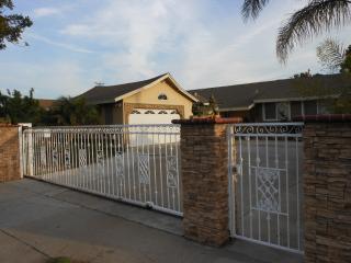 2512 Chanticleer Rd, Anaheim, CA 92804-5204