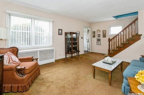 1040 5th St, New Hyde Park, NY 11040-2940