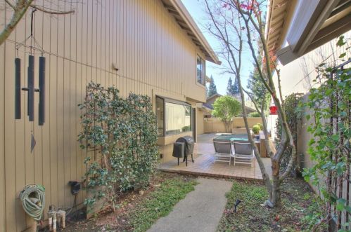 2021 Discovery Village Ln, Rancho Cordova CA  95670-3065 exterior