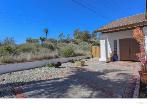 1614 Dawson Dr, Vista, CA 92081-8812