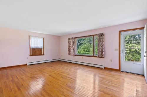 50 Monroe St, Norwich, CT 06360-4121