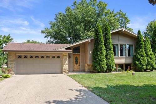 18616 Lookout Ln, Waukesha, WI 53146-4112