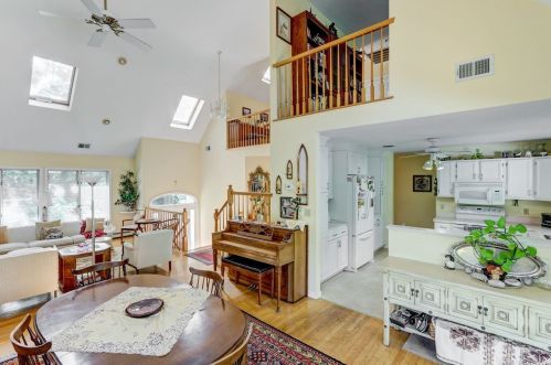 23 Broadview Ave, San Remo, NY 11754-1001