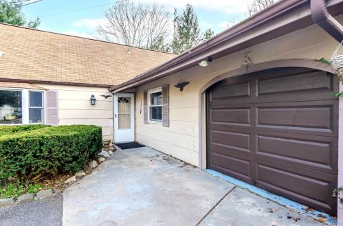 56 Teddy Ct, Hauppauge, NY 11779-4644