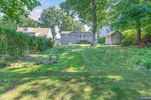 18 Winters St, Oakland NJ  07436-2623 exterior