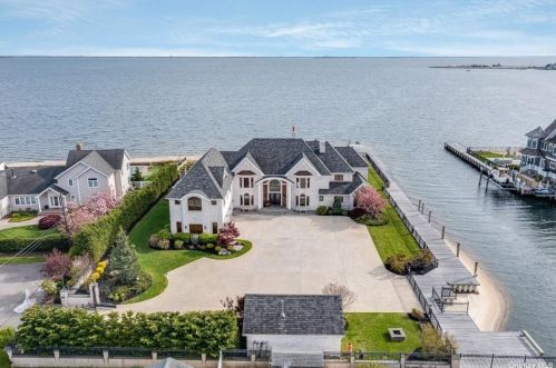 130 Wagstaff Ln, West Islip, NY 11795-5207