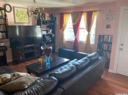 395 Oakland Ave, Central Islip NY  11722-2013 exterior