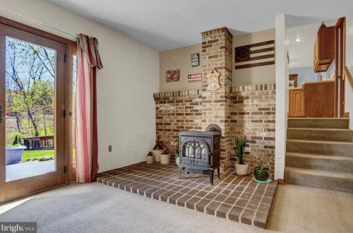 5805 Hillsborough Ct, Harrisburg PA  17111-4736 exterior