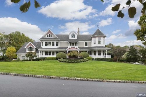 133 Delaware Ln, Franklin Lakes, NJ 07417-2923