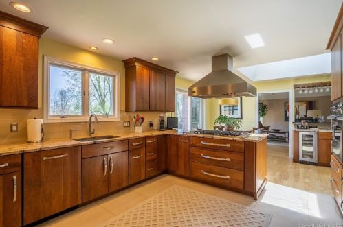 9 Stuart Dr, Bloomfield CT 06002-1524 exterior