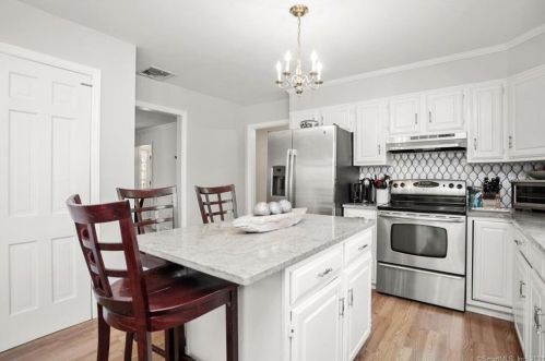 190 Briscoe Rd, New Canaan CT  06840-2303 exterior