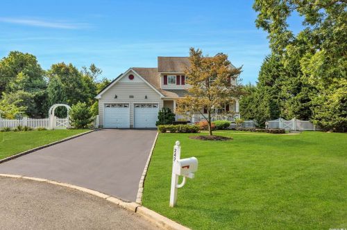 242 Ellsworth St, Holbrook, NY 11741-5206