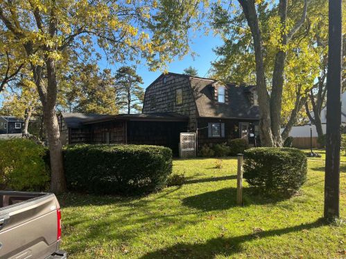1381 Gardiner Dr, Bayshore, NY 11706-3728