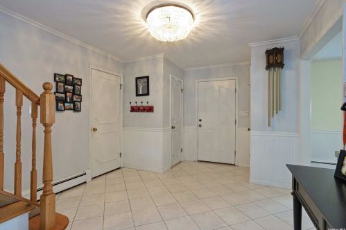 8 Stuart Ct, Huntington Station NY  11746-4237 exterior