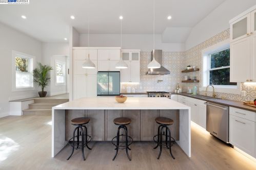 5926 Dover St, Oakland CA  94609-1426 exterior