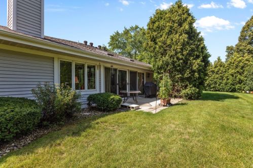 7522 Mequon Square Dr, Thiensville WI  53092-8528 exterior