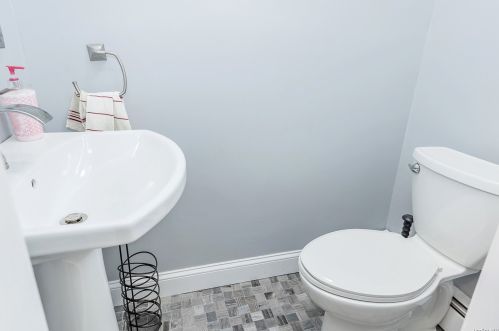 6 Stuart Ct, Huntington Station NY  11746-4237 exterior