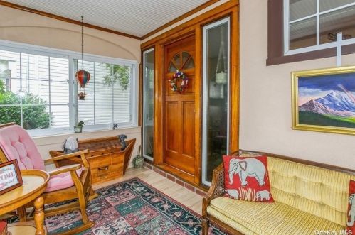 10 Adams St, Floral Park, NY 11001-2810