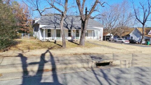 316 3rd St, Yellville, AR 72687-9131